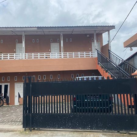 Ron'S Guest House Berastagi Backpacker Rooms מראה חיצוני תמונה